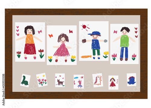 クレヨンで子供が描いたような祖父母や家族、ペットやチューリップの絵をボードに貼り付け、仲の良い家族像をわかりやすくイメージ・表現した手描きイラスト（父の日・母の日・敬老の日・誕生日・ステイホームでの屋内の楽しみとしてのお絵描きなどに）