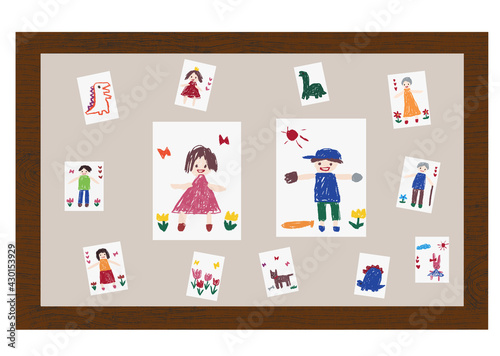 クレヨンで子供が描いたような祖父母や家族、ペットやチューリップの絵をボードに貼り付け、仲の良い家族像をわかりやすくイメージ・表現した手描きイラスト（父の日・母の日・敬老の日・誕生日・ステイホームでの屋内の楽しみとしてのお絵描きなどに）