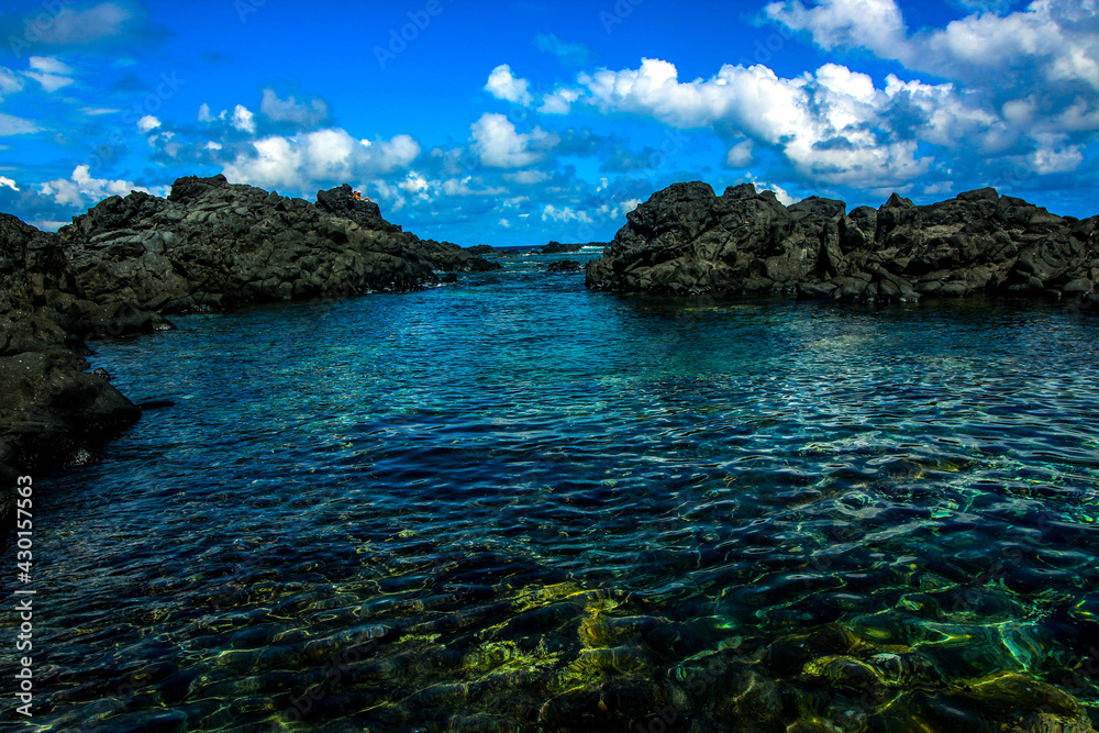 Bassin naturel dans la roche volcanique, près de l'océan
