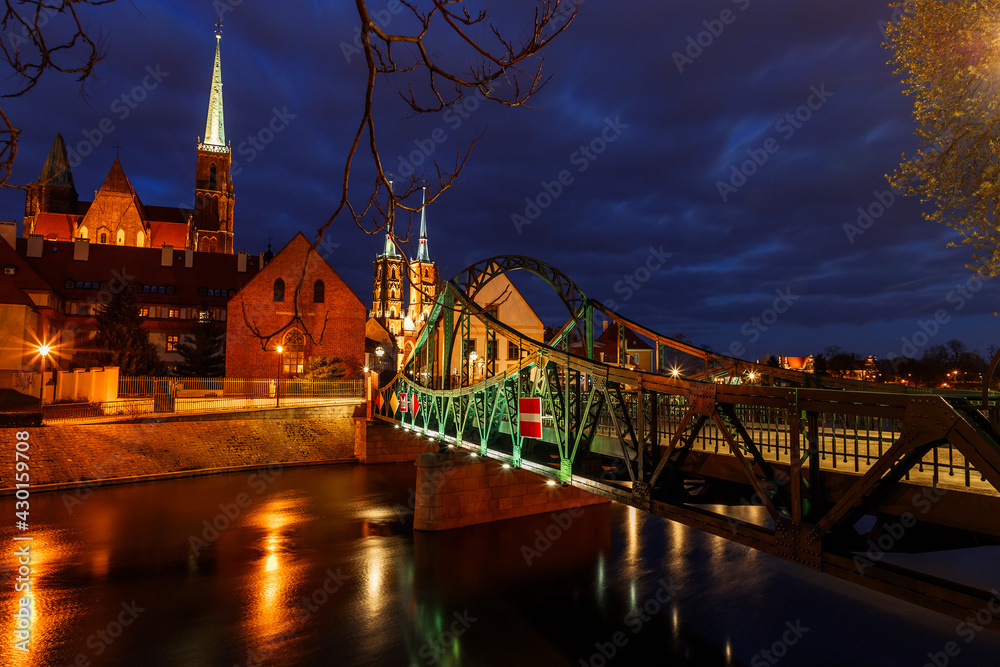 Obraz premium evening view of the Odra River and Tumski Island in the city of Wroclaw in Poland