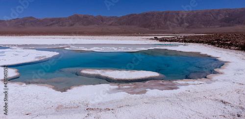 Salar, lago de sal azul turquesa
