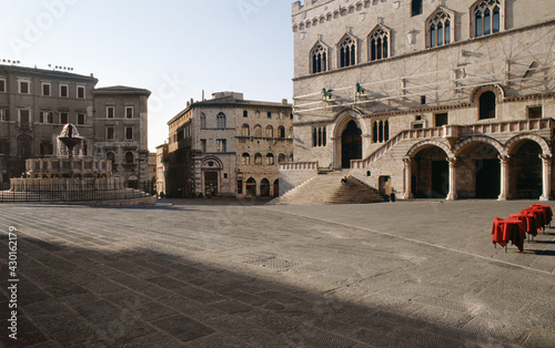 Fototapeta Naklejka Na Ścianę i Meble -  The wonderful Piazza 4 novembre and the medieval Palazzo dei Priori in the heart of Perugia in Umbria