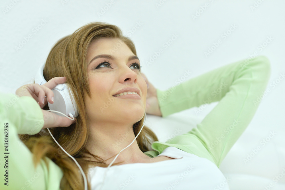 Naklejka premium woman listening to music with headphones