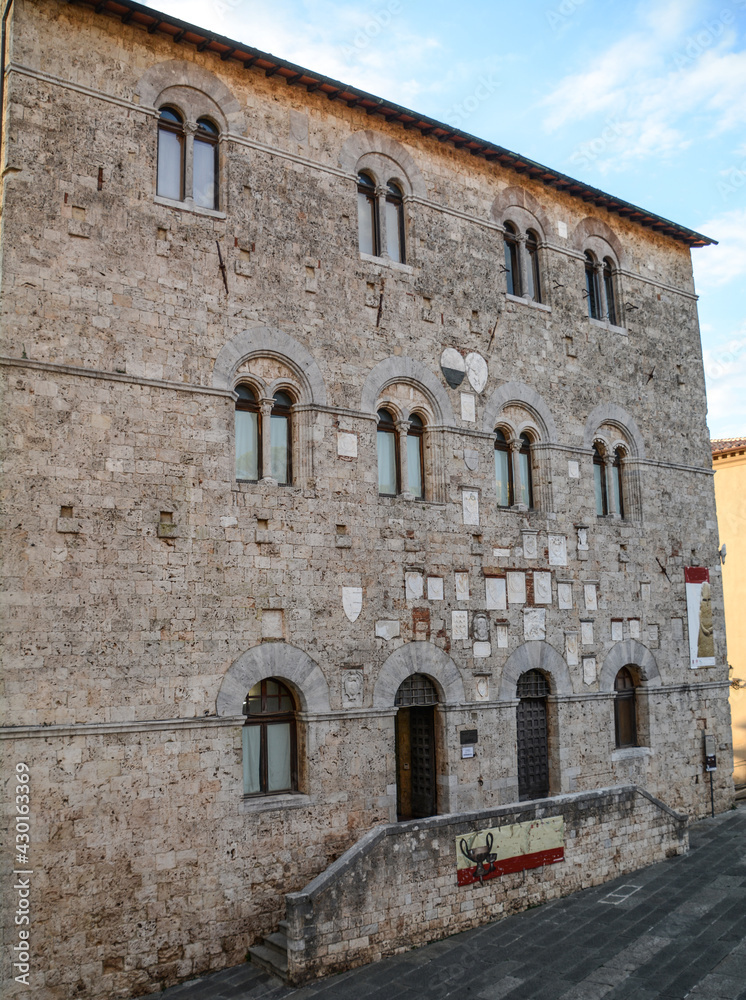 Facciata del Palazzo medievale del Museo Archeologico di Massa Marittima