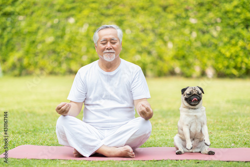 Papier peint Calm of Healthy Asian Elderly man with white hairs doing yoga lotus pose for med
