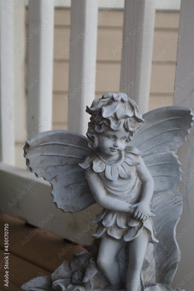 Obraz premium Angle stone statue close up face on front porch 