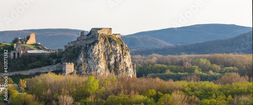 Obraz na płótnie Devin castle Ruins w salonie
