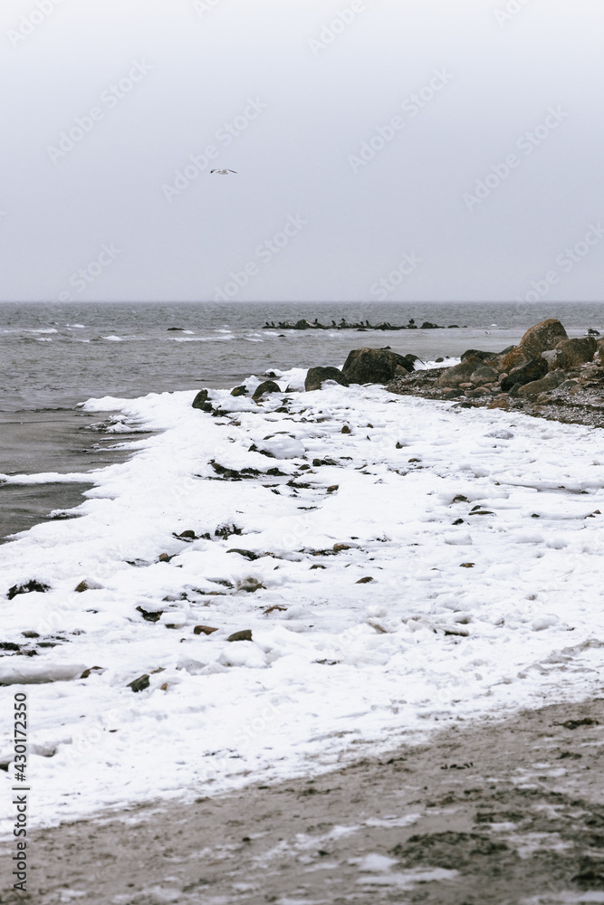 gefrohrener Strand am Meer im Winter