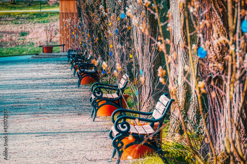  Alte Bänke in einem Park in Dortmund 