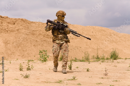Equipped and armed special forces soldier with rifle in the desert. © Getmilitaryphotos