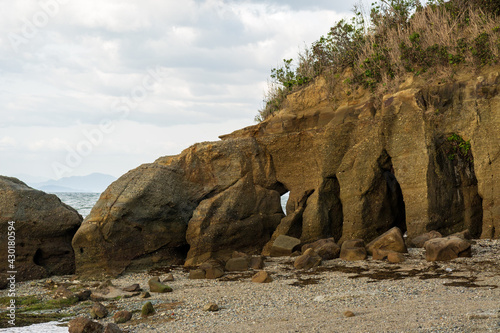本山岬の浸食された海岸線の岩