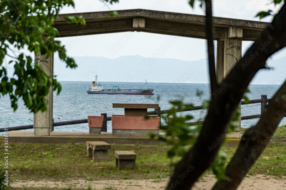 本山岬公園から見た周防灘に停泊する貨物船