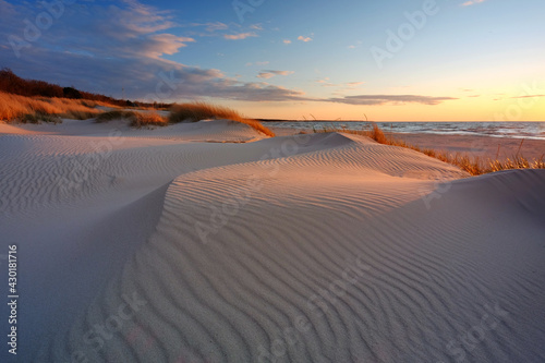 Wydmy na wybrzeżu Morza Bałtyckiego, plaża w Kołobrzegu, Polska.