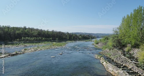 Le cours du petit Rhin et la richesse de ses îlots entre la centrale hydraulique et le vieux pont de Rheinfelden entre Allemagne et Suisse photo