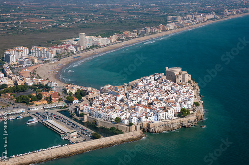 Fotografía aérea del puerto, castillo y playa de Peñíscola en la costa levantina
