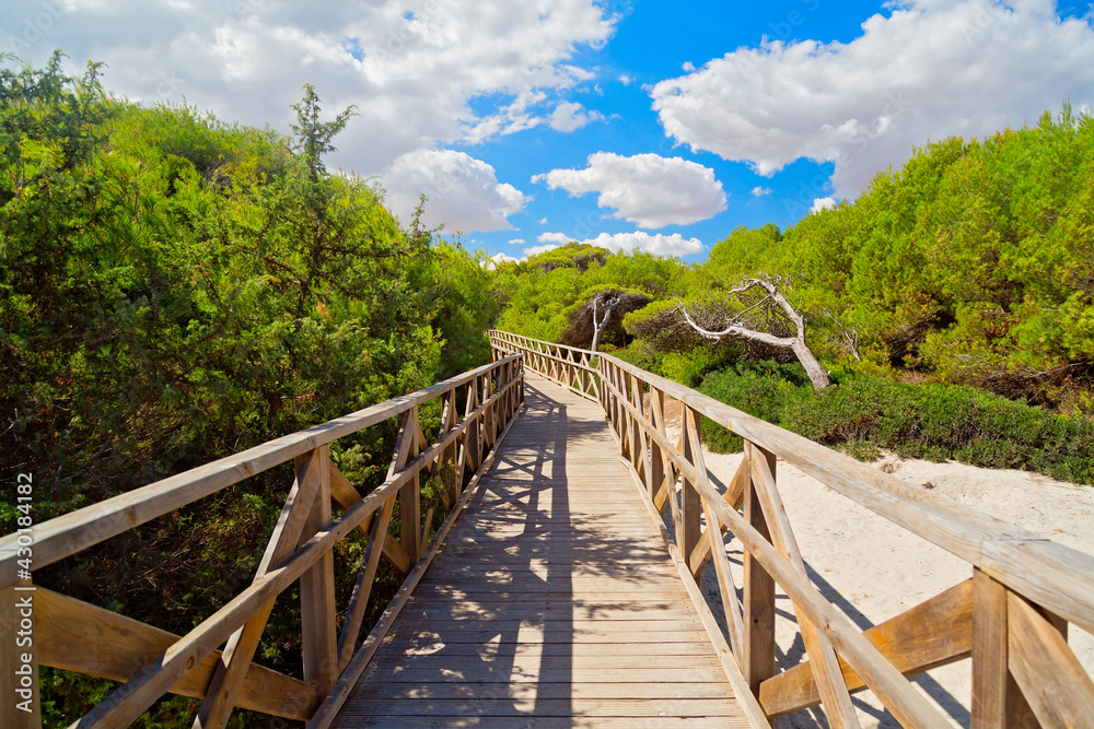 Holzbrücke zum Strand auf Mallorca, Spanien