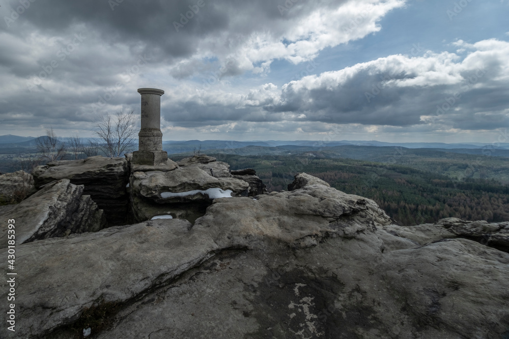 Obraz premium Auf dem Großen Zschirnstein- Tafelberg in der Sächsischen Schweiz
