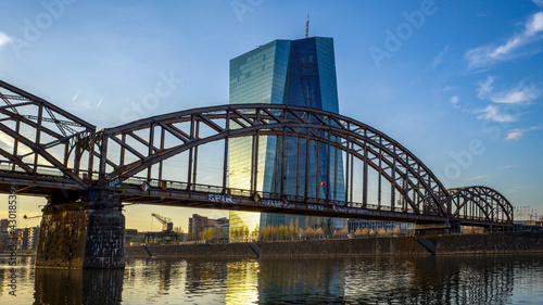 Skyline Frankfurt am Main bei Sonnenuntergang, Deutschherrenbrücke im Vordergrund