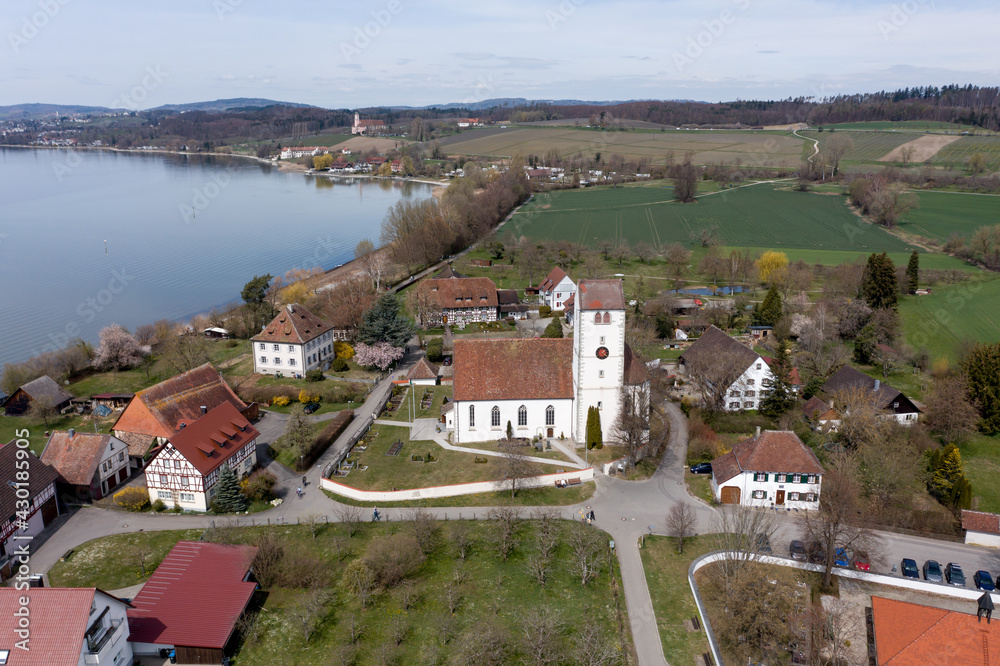 Blick von oben auf den Ort Uhldingen-Muehlhofen mit Kirche direkt am Bodensee, Bodenseekreis, Baden Württemberg, Deutschland
