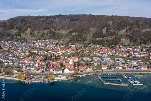 Luftaufnahme vom Bodensee aus auf Sipplingen mit Yachthafen, Bodenseekreis, Baden Württemberg, Deutschland © Frank