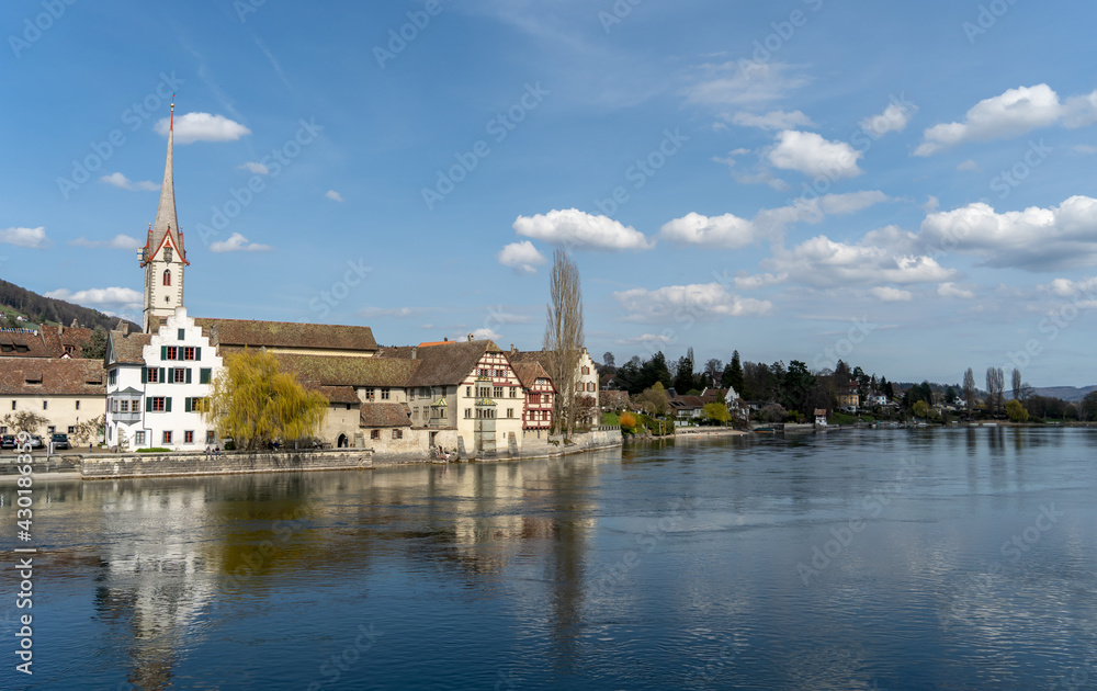 Allgemeiner Blick vom Rheinufer auf die Altstadt von Stein am Rhein, Schaffhausen, Schweiz, 10. April 2021