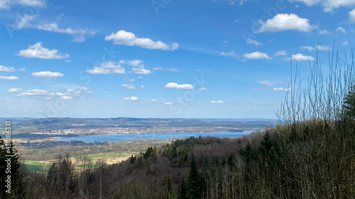 Blick von den Bergen auf Radolfzell am Bodensee  Bodenseekreis  Baden W  rttemberg  Deutschland