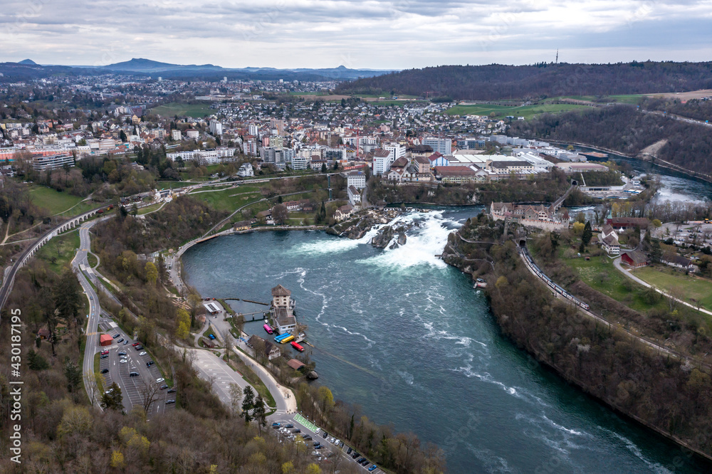 Luftaufnahmen vom Rheinfall bei Schaffhausen mit Schiffsanleger und Parkplatz, Schweiz