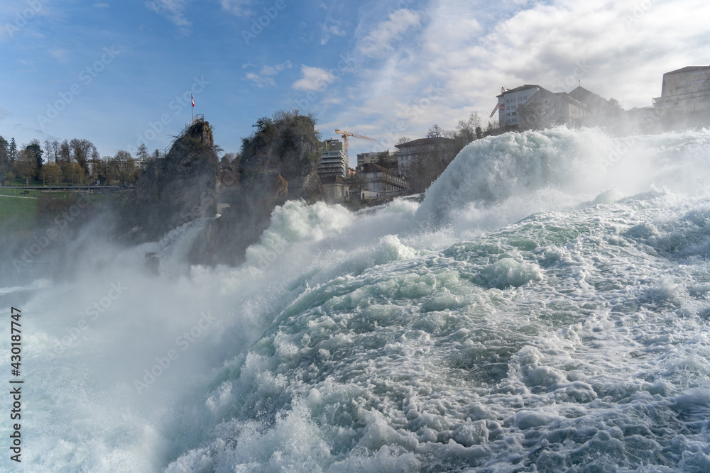 Obraz premium Wassermassen stürzen am Rheinfall bei Schaffhausen in die Tiefe, Neuhausen, Schweiz