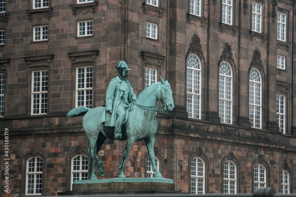 La estatua ecuestre de bronce de Christian IX (1927). Palacio de Christiansborg, Copenhague, Dinamarca. La estatua ecuestre de bronce de Christian IX (1927). Palacio de Christiansborg, Copenhague, Dinamarca.