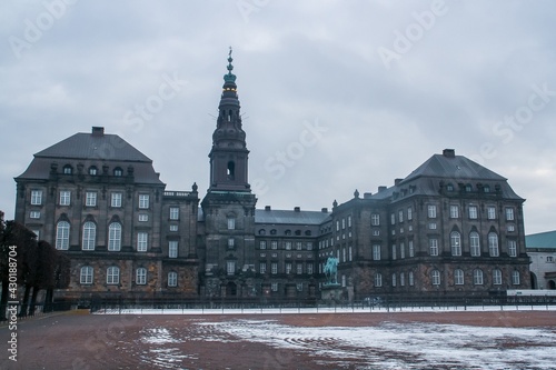 Palacio de Christiansborg, palacio y edificio gubernamental en el islote de Slotsholmen ubicado en el centro de Copenhague, Dinamarca.