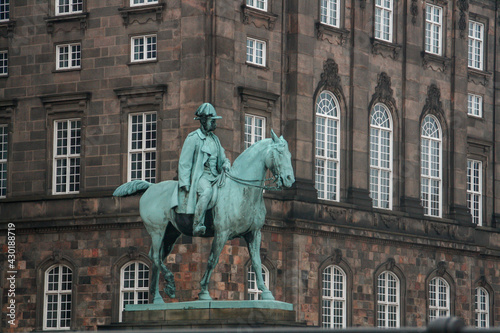 La estatua ecuestre de bronce de Christian IX (1927). Palacio de Christiansborg, Copenhague, Dinamarca.