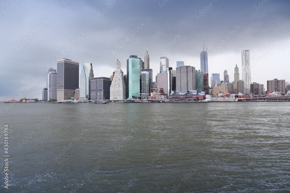 Naklejka premium Manhattan skyline in rainy weather