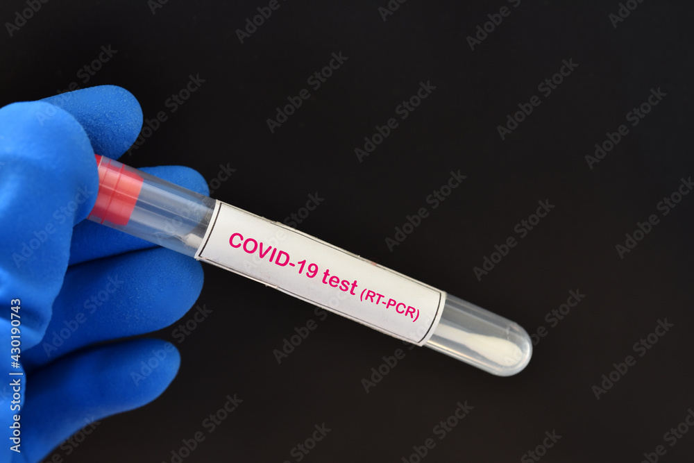 Obraz premium Nasopharyngeal swab from patient for COVID-19 testing by RT-PCR method