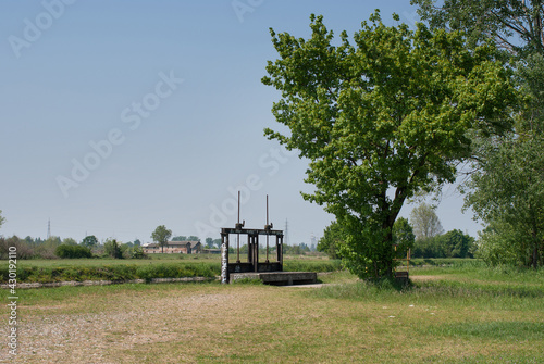 paratia nel canale d'acqua per irrigazione agricola photo