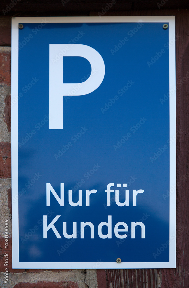 Deutsches Parkplatz Schild nur für Kunden Deutsches Parkplatz Schild nur für Kunden