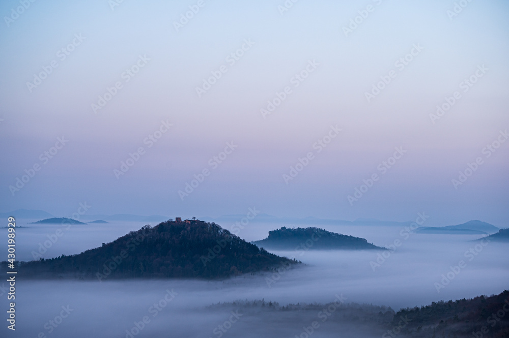 Burg auf Berg mit Nebel
