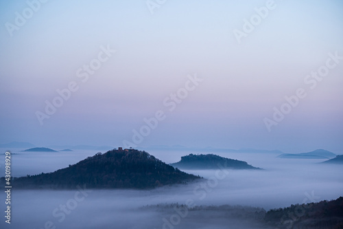 Burg auf Berg mit Nebel © Fabian