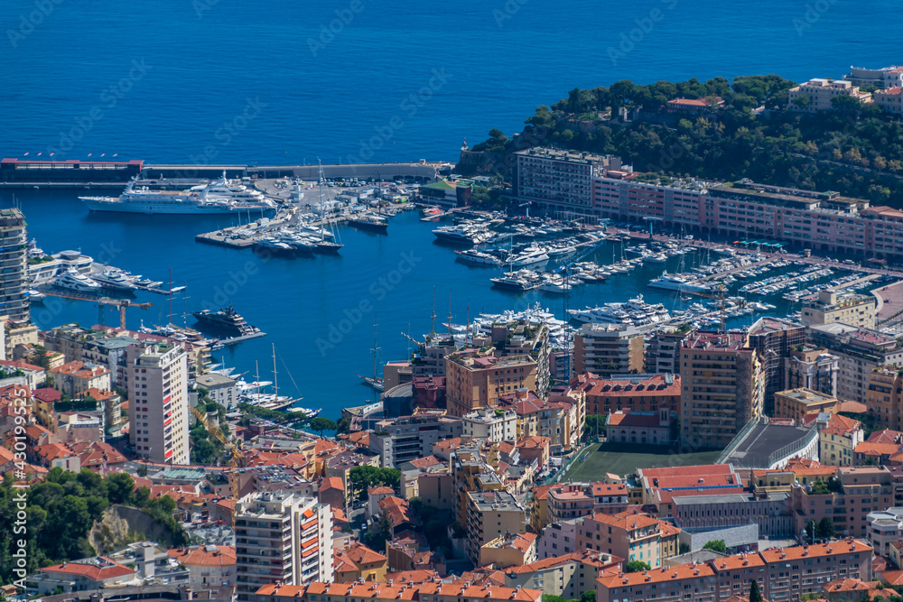 Principauté de Monaco vue du village de La Turbie dans les Alpes-Maritimes, France.	