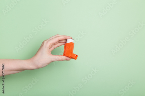 Obraz na płótnie Hand holds inhaler to treat asthma. World Asthma Day. Concept of allergy care. Copy space w salonie
