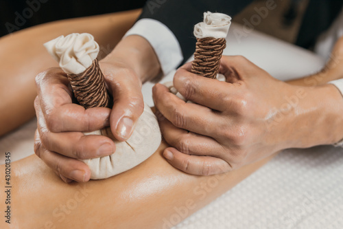 Massage with pindas to hydrate and detoxify the skin. Deep relaxation of the organism. Improvement of stress, insomnia and rheumatic problems. Aromatherapy. Natural benefits