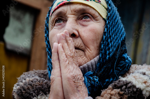 Canvas Print Grandma is praying