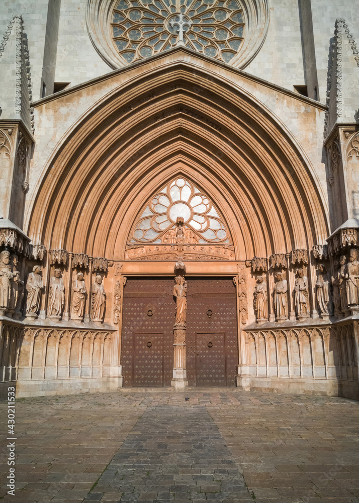 Main door of the Cathedral of Tarragona - Puerta principal de la Catedral de Tarragona