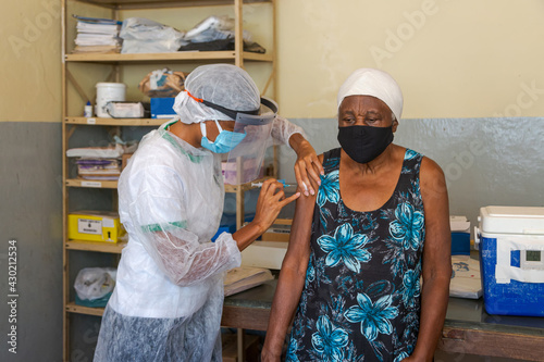 Mulher idosa recebe segunda dose de vacina contra Covid 19 na zona rua de Guarani, Minas Gerais, Brasil