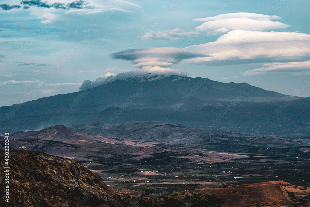 Fototapeta premium Regalbuto Sicilia Etna