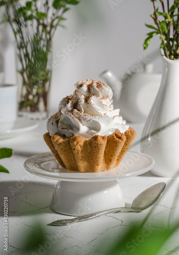 Cake with a basket of shortcrust pastry and protein cream on a white plate