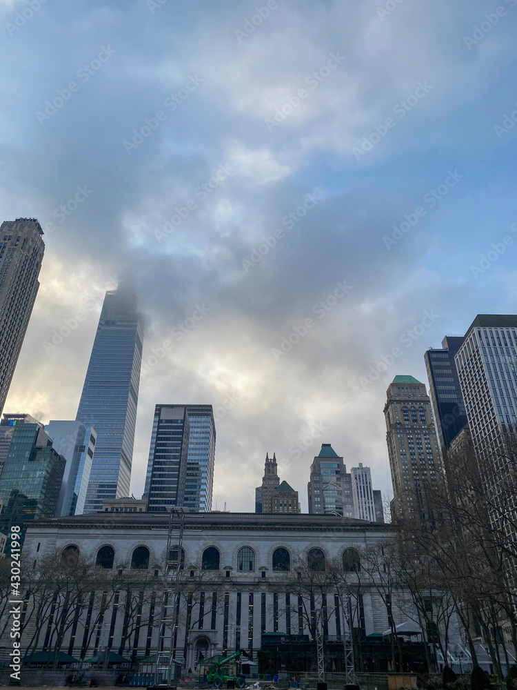 Fototapeta premium Bryant Park Skyline with Clouds and Midtown Towers