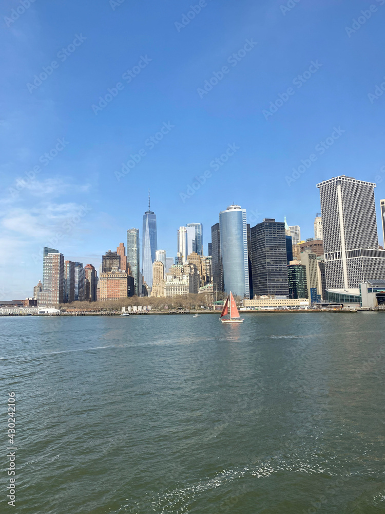 Obraz premium Lower Manhattan Skyline from the Waterfront on a Clear Day