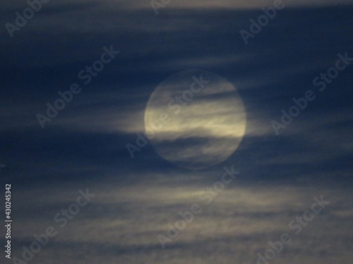 Mond zwischen Wolkenfetzen
