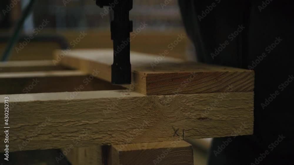 arisant travaillant le bois avec cloueuse pneumatique