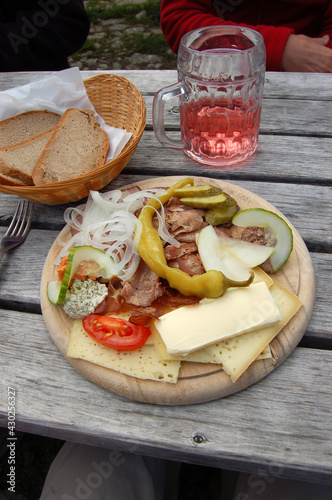 Brettljause auf einer Jausenstation in der Nähe des Hochkönig im Salzburger Land, Österreich